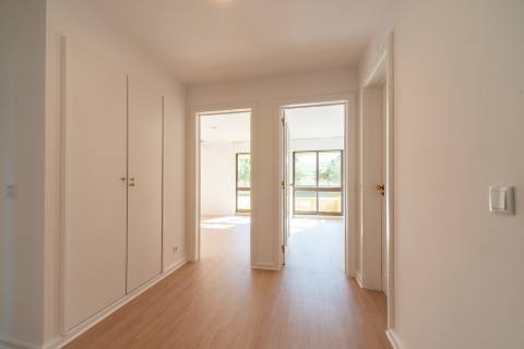 T 3 com amplas varandas em condomínio com piscina