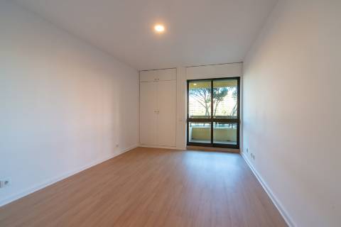 T 3 com amplas varandas em condomínio com piscina