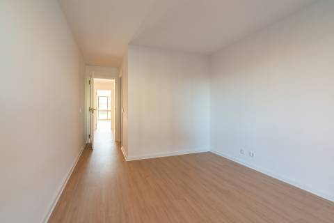 T 3 com amplas varandas em condomínio com piscina