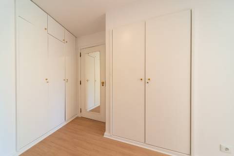 T 3 com amplas varandas em condomínio com piscina