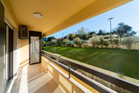 T 3 com amplas varandas em condomínio com piscina