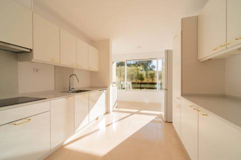 T 3 com amplas varandas em condomínio com piscina