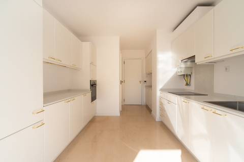 T 3 com amplas varandas em condomínio com piscina