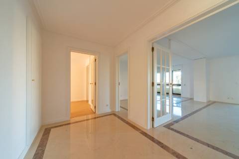 T 3 com amplas varandas em condomínio com piscina