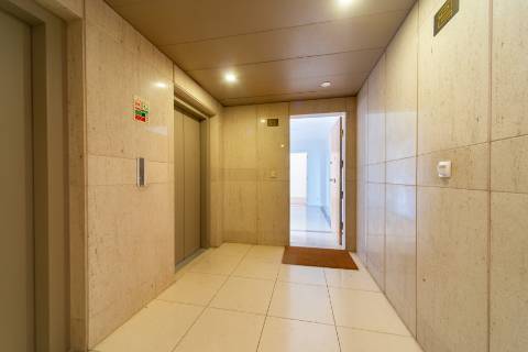 T 3 com amplas varandas em condomínio com piscina