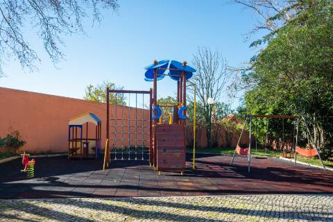 T 3 com amplas varandas em condomínio com piscina