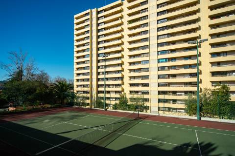 T 3 com amplas varandas em condomínio com piscina