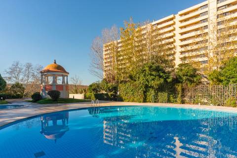 T 3 com amplas varandas em condomínio com piscina