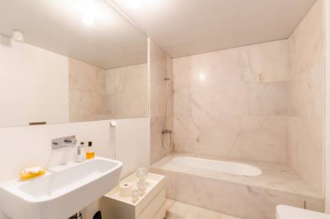 T1+1 em prédio com assinatura do Arquitecto Aires Mateus junto ao Rio