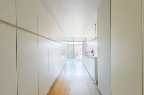 T1+1 em prédio com assinatura do Arquitecto Aires Mateus junto ao Rio