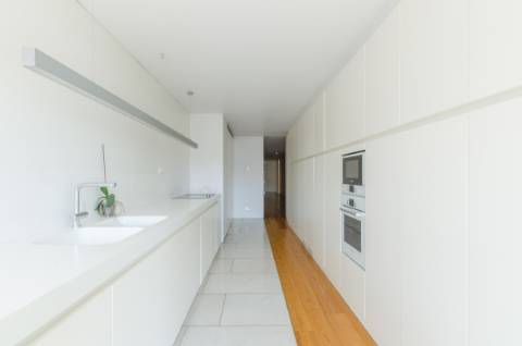 T1+1 em prédio com assinatura do Arquitecto Aires Mateus junto ao Rio