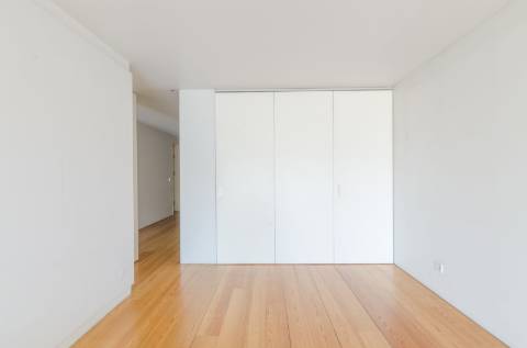 T1+1 em prédio com assinatura do Arquitecto Aires Mateus junto ao Rio