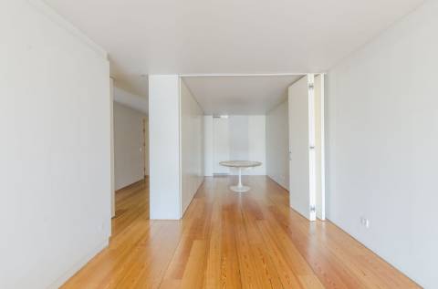 T1+1 em prédio com assinatura do Arquitecto Aires Mateus junto ao Rio