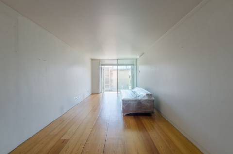 T1+1 em prédio com assinatura do Arquitecto Aires Mateus junto ao Rio