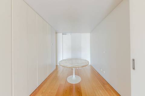 T1+1 em prédio com assinatura do Arquitecto Aires Mateus junto ao Rio