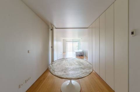 T1+1 em prédio com assinatura do Arquitecto Aires Mateus junto ao Rio