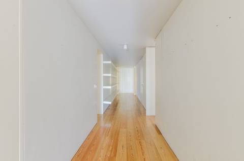 T1+1 em prédio com assinatura do Arquitecto Aires Mateus junto ao Rio