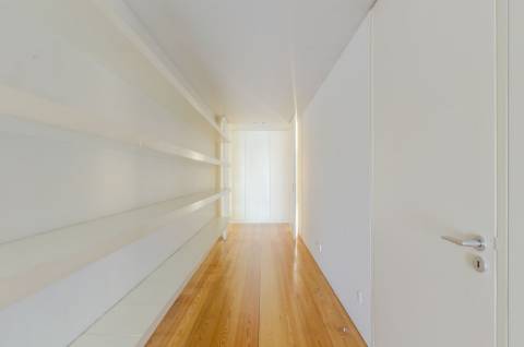 T1+1 em prédio com assinatura do Arquitecto Aires Mateus junto ao Rio