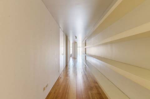 T1+1 em prédio com assinatura do Arquitecto Aires Mateus junto ao Rio