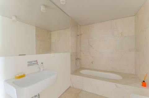 T1+1 em prédio com assinatura do Arquitecto Aires Mateus junto ao Rio