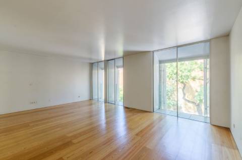 T1+1 em prédio com assinatura do Arquitecto Aires Mateus junto ao Rio