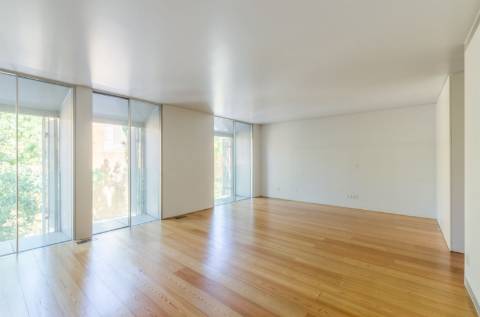 T1+1 em prédio com assinatura do Arquitecto Aires Mateus junto ao Rio