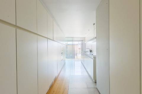 T1+1 em prédio com assinatura do Arquitecto Aires Mateus junto ao Rio