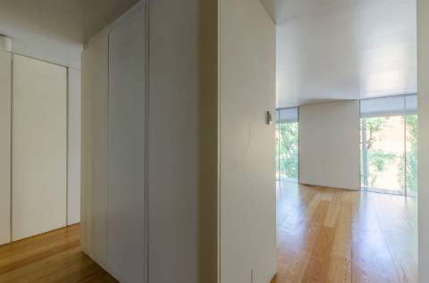 T1+1 em prédio com assinatura do Arquitecto Aires Mateus junto ao Rio