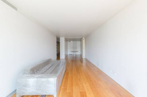 T1+1 em prédio com assinatura do Arquitecto Aires Mateus junto ao Rio