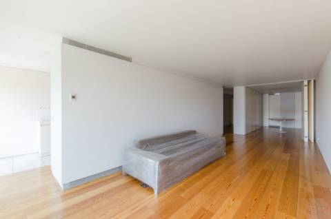 T1+1 em prédio com assinatura do Arquitecto Aires Mateus junto ao Rio