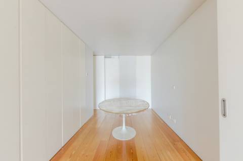 T1+1 em prédio com assinatura do Arquitecto Aires Mateus junto ao Rio