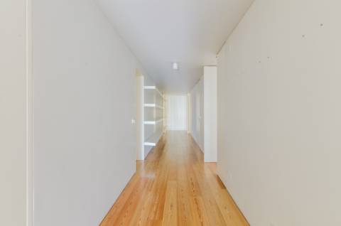 T1+1 em prédio com assinatura do Arquitecto Aires Mateus junto ao Rio