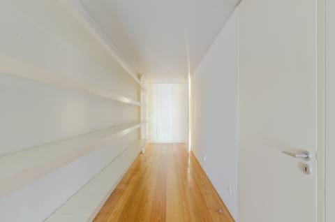 T1+1 em prédio com assinatura do Arquitecto Aires Mateus junto ao Rio