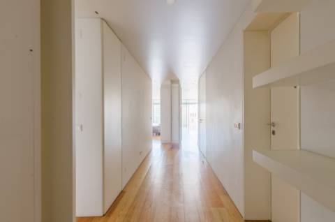 T1+1 em prédio com assinatura do Arquitecto Aires Mateus junto ao Rio