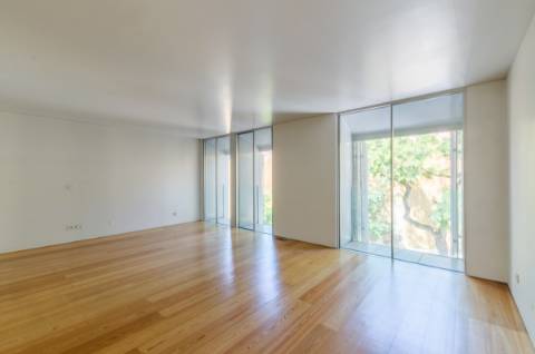 T1+1 em prédio com assinatura do Arquitecto Aires Mateus junto ao Rio