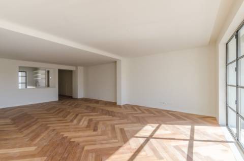 Penthouse única, com piscina, vista e garagem em pleno Príncipe Real