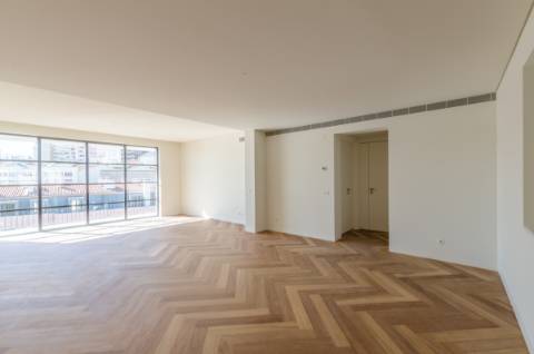 Penthouse única, com piscina, vista e garagem em pleno Príncipe Real