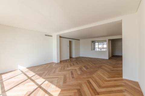 Penthouse única, com piscina, vista e garagem em pleno Príncipe Real