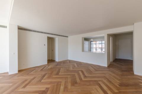 Penthouse única, com piscina, vista e garagem em pleno Príncipe Real