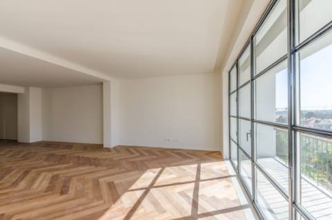 Penthouse única, com piscina, vista e garagem em pleno Príncipe Real