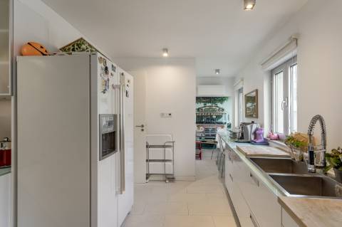 Prédio unifamiliar T4 + 3, nas Amoreiras com jardim e piscina