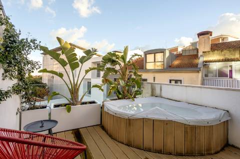 Prédio unifamiliar T4 + 3, nas Amoreiras com jardim e piscina