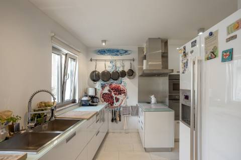 Prédio unifamiliar T4 + 3, nas Amoreiras com jardim e piscina