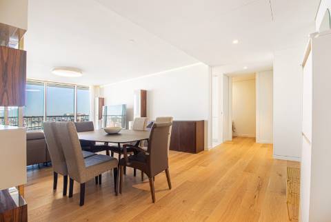 Apartamento T2 com varanda, estacionamento no Condomínio Infinity