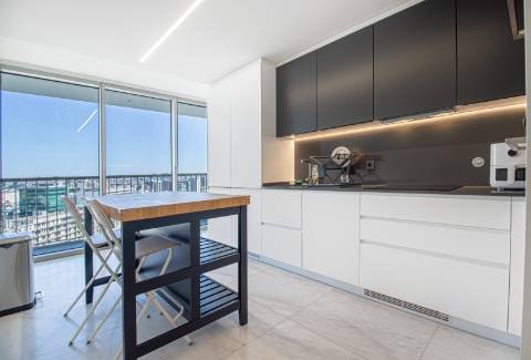 Apartamento T2 com varanda, estacionamento no Condomínio Infinity