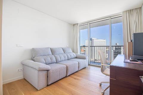 Apartamento T2 com varanda, estacionamento no Condomínio Infinity