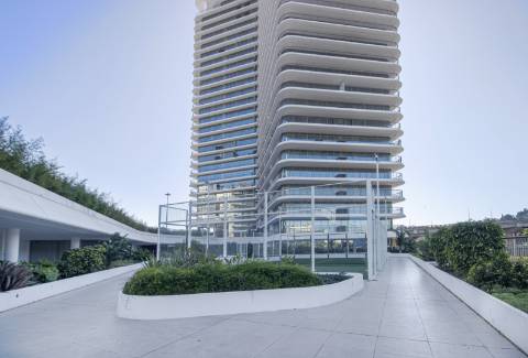 Apartamento T2 com varanda, estacionamento no Condomínio Infinity