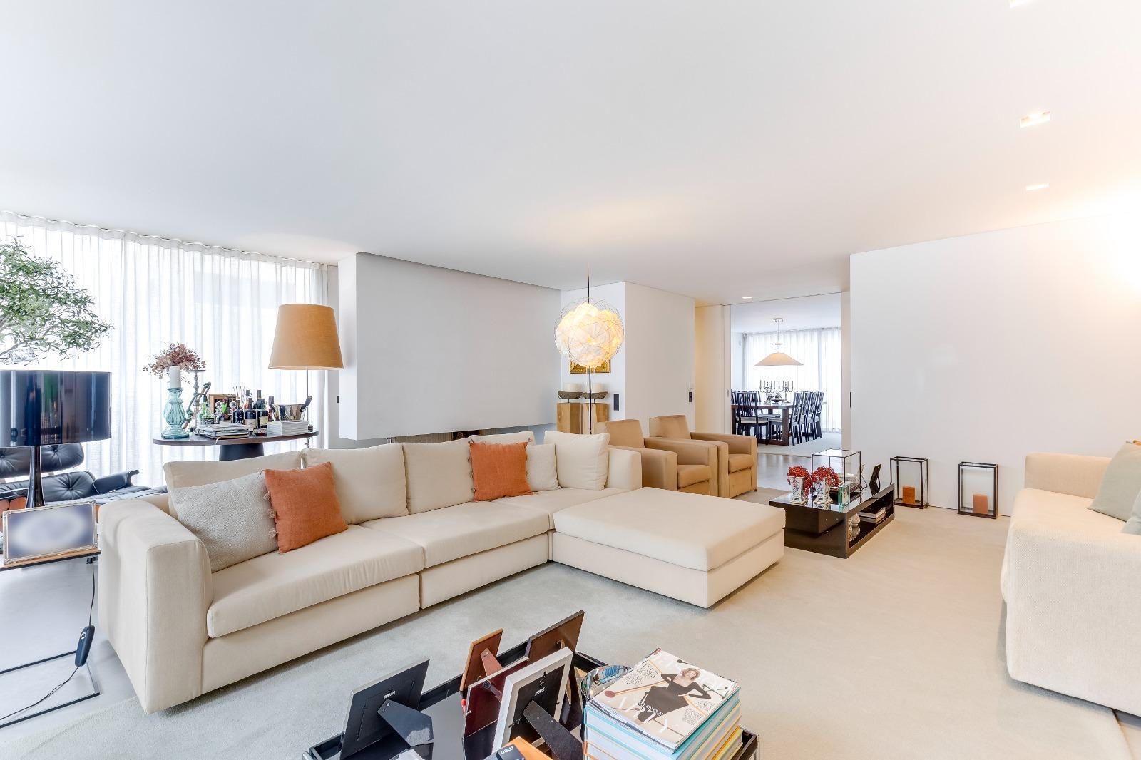 Moradia V4 com piscina para venda na Foz; Porto