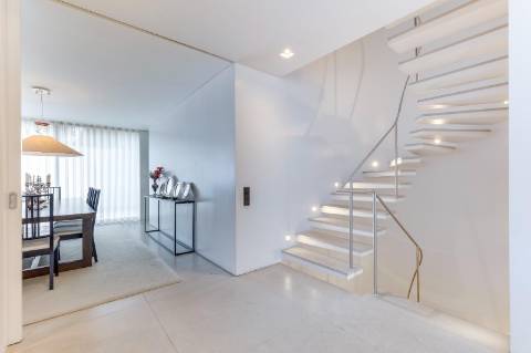 Moradia V4 com piscina para venda na Foz; Porto