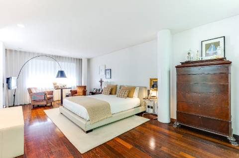 Moradia V4 com piscina para venda na Foz; Porto